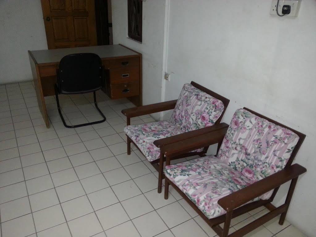 Oriental Inn Кучинг Екстериор снимка