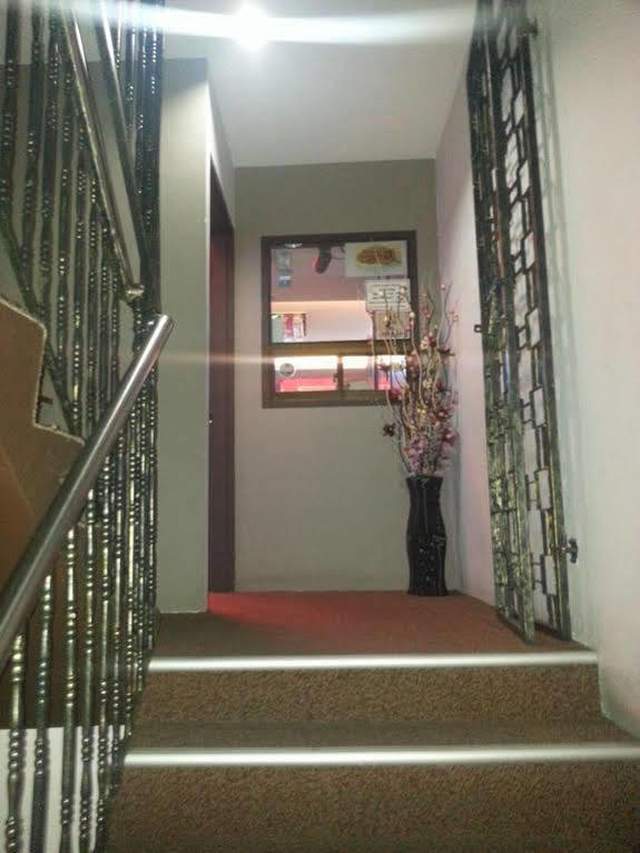 Oriental Inn Кучинг Екстериор снимка