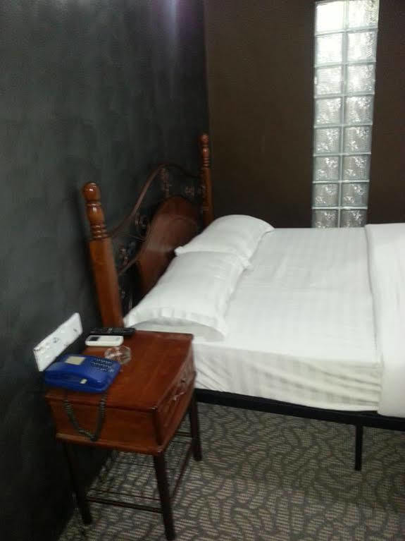 Oriental Inn Кучинг Екстериор снимка